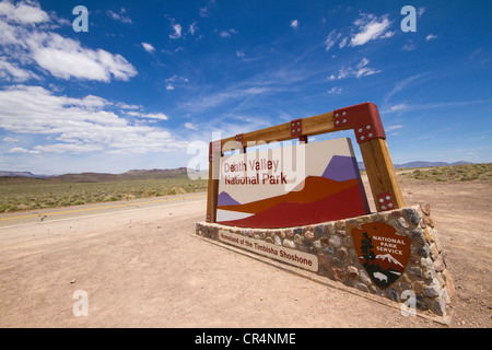 Willkommen Schild am Eingang zum Death Valley National Park in Kalifornien, USA Stockfoto