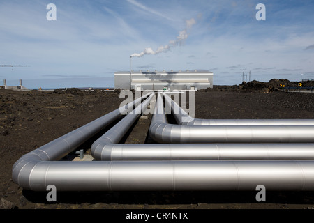 Silber führenden Leitungen zu Svartsengi Geothermie-kraftwerk, Reykjanes, Island an einem sonnigen Tag Stockfoto