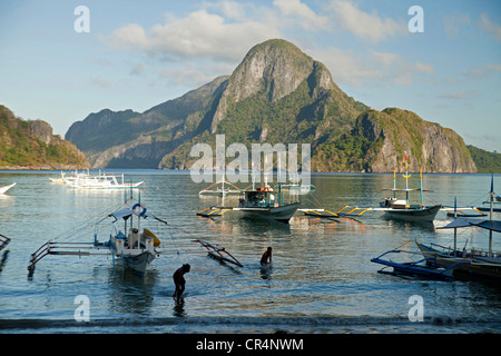 typischen Auslegerboote und Cadlao Insel vor El Nido, Palawan, Philippinen, Asien Stockfoto