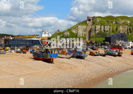 Fischerboote auf Hastings Old Town Stade Beach vor der schwarz gefliesten Hastings Contemporary Art Gallery, East Sussex, UK, GB Stockfoto