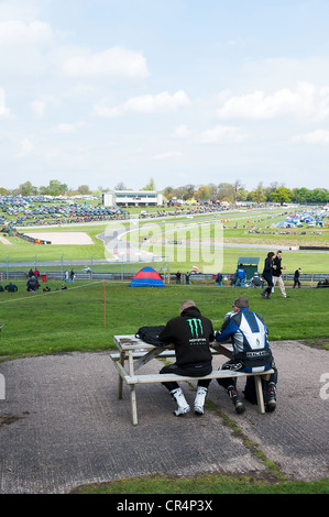 Zuschauer sitzen auf Stühlen und Picknick Tisch beobachten britischen Superbike-Meisterschaft BSB am Oulton Park Motor Racing Circuit Cheshire Stockfoto