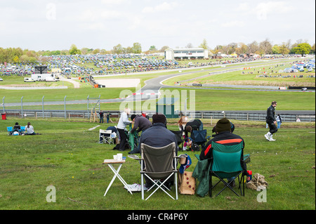 Zuschauer sitzen auf Stühlen und Picknick Tisch beobachten britischen Superbike-Meisterschaft BSB am Oulton Park Motor Racing Circuit Cheshire Stockfoto