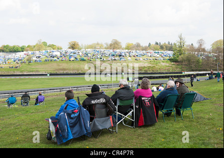 Zuschauer sitzen auf Stühlen und Picknick Tisch beobachten britischen Superbike-Meisterschaft BSB am Oulton Park Motor Racing Circuit Cheshire Stockfoto