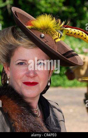 Frau gekleidet in der Kleidung der 1940er Jahre bei einem 2. Weltkrieg Renactment Event, Alton, Hampshire, UK. Stockfoto