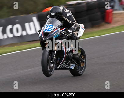 Dan Fuller Triumph Motorrad zieht einen Wheelie am Oulton Park Motor Racing Circuit Cheshire England Vereinigtes Königreich UK Stockfoto