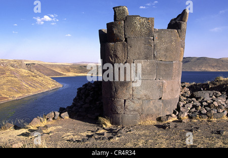 Pre-Inca Grabbeigaben Türme (Chullpas). Sillustani, Departement Puno, Peru. Stockfoto