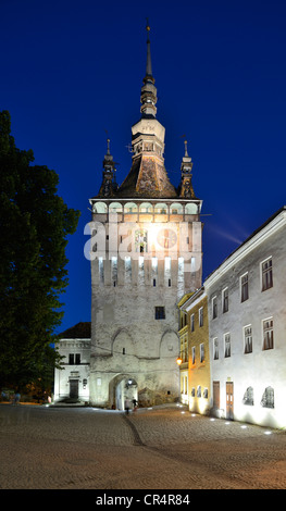 Clock Tower am Abend, Altstadt, UNESCO-Weltkulturerbe, Schäßburg, Siebenbürgen, Rumänien, Europa Stockfoto