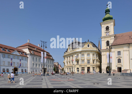 Piata Mare Square mit der katholischen Kirche, Sibiu, Rumänien, Europa Stockfoto
