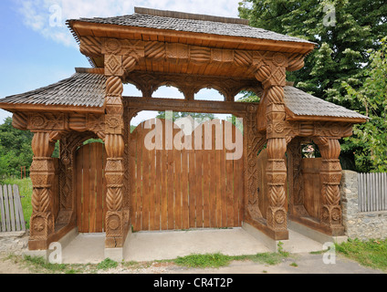 Geschnitzte Eingangstor neben einer kleinen Kirche, horezu, oltenia Region, weniger die Walachei, Rumänien, Europa Stockfoto