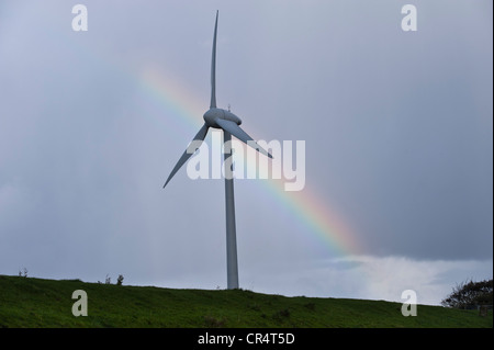Windturbine mit Regenbogen, Ostfriesland, Niedersachsen, Deutschland, Europa Stockfoto