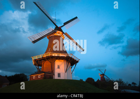 Greetsiel Twin Windmühlen in der Abenddämmerung, Greetsiel, Ostfriesland, Niedersachsen, Deutschland, Europa Stockfoto