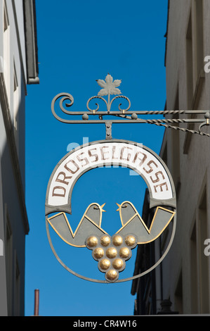 Schmiedeeisen hängende Zeichen, Drosselgasse, Rüdesheim, Rheingau, Hessen, Deutschland, Europa Stockfoto