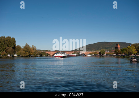 Frachtschiff auf dem Main in der Nähe von Miltenberg, Unterfranken, Franken, Bayern, Deutschland, Europa Stockfoto