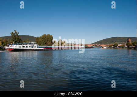 Frachtschiff auf dem Main in der Nähe von Miltenberg, Unterfranken, Franken, Bayern, Deutschland, Europa Stockfoto