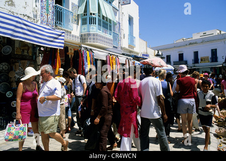 Tunesien, Nabeul, Touristen drängen sich in den Handwerkermarkt Stockfoto