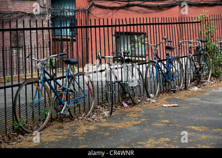 Fahrräder parken entlang der Clarion Street, Brooklyn, New York USA Stockfoto