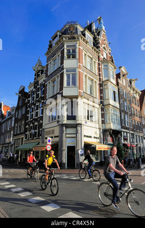 Niederlande, Amsterdam, Gruppe der Radfahrer auf der Straße Stockfoto