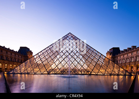 Frankreich, Paris, Louvre-Museum und Pyramide von dem Architekten Ieoh Ming Pei in der Cour Napoleon, Beleuchtung von Claude Engle Stockfoto