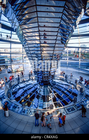 Blick auf den Spiegelkegel des Reichstagsdoms, Berlin, Deutschland Stockfoto