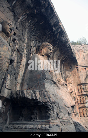 Es ist ein Foto von einer Statue, die in den Felsen des Tals in China erstellt: Longmen Grotten. Longmen Grotten sind in der Provinz Henan Stockfoto