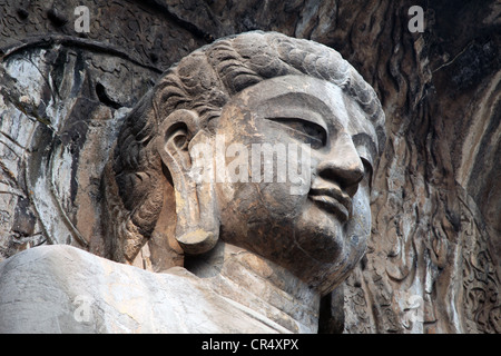 Es ist ein Foto von einer Statue, die in den Felsen des Tals in China erstellt: Longmen Grotten. Longmen Grotten sind in der Provinz Henan Stockfoto