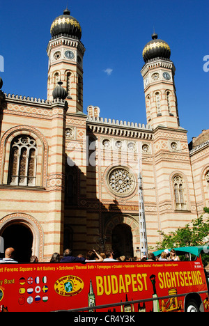 Ungarn, Budapest, UNESCO-Welterbe, Touristenbus vor dem großen Synagoge oder Synagoge Dohány, Dohány Straße Stockfoto