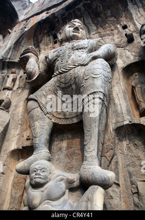 Es ist ein Foto von einer Statue, die in den Felsen des Tals in China erstellt: Longmen Grotten. Longmen Grotten sind in der Provinz Henan Stockfoto