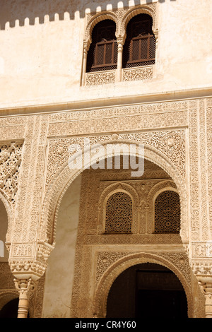 Detail der arabischen Schnitzereien am Nasridenpaläste in der Alhambra von Granada in Andalusien, Spanien. Stockfoto