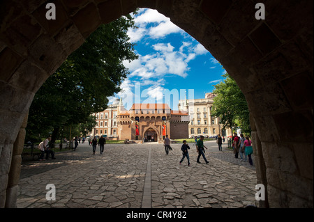 Krakau Barbakane Stadttor gesehen durch die St. Florian Tor oder Brama Florianska, UNESCO-Weltkulturerbe, Krakau Stockfoto