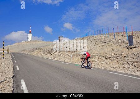 Radrennfahrer auf dem Weg zum Gipfel des Mont Ventoux, Vaucluse, Provence-Alpes-Cote d ' Azur, Südfrankreich, Frankreich, Europa Stockfoto