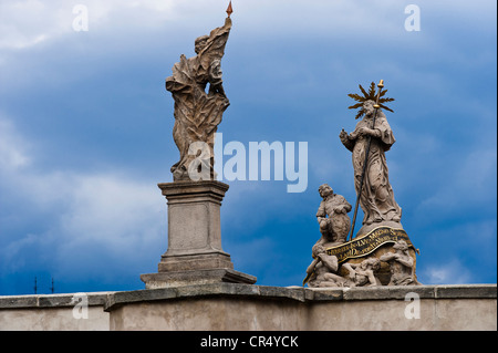 Stein-Figuren auf gotische Brücke, Glatz, Niederschlesien, Kleinpolen oder Kleinpolen, Polen, Europa, PublicGround Stockfoto