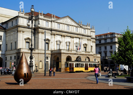 Italien, Lombardei, Mailand, Piazza della Scala, im Vordergrund Skulptur von Igor Mitoraj und La Scala Opernhaus in der Stockfoto