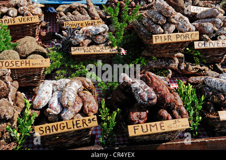 Marktstand mit verschiedenen Arten von Wurst, Sault, Vaucluse, Provence-Alpes-Cote d ' Azur, Südfrankreich, Frankreich, Europa Stockfoto