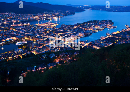 Blick vom Berg Floyen in Richtung Bergen bei Dämmerung, Hordaland, Norwegen, Skandinavien, Nordeuropa Stockfoto