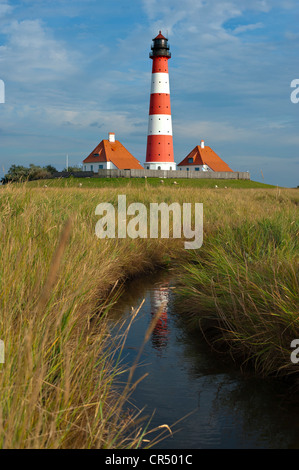 Kanal vor der Leuchtturm Westerhever, Nordeuropa, Friesland, Schleswig-Holstein, Deutschland, PublicGround Stockfoto