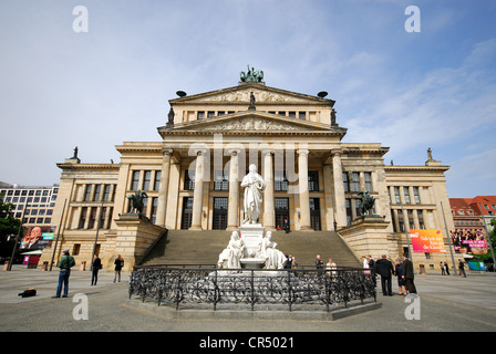 BERLIN, DEUTSCHLAND. Das Konzerthaus Berlin und Friedrich Schiller Statue am Gendarmenmarkt. 2012. Stockfoto