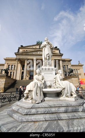 BERLIN, DEUTSCHLAND. Eine Statue des Dichters und Dramatiker Friedrich Schiller vor dem Konzerthaus Berlin am Gendarmenmarkt. 2012. Stockfoto