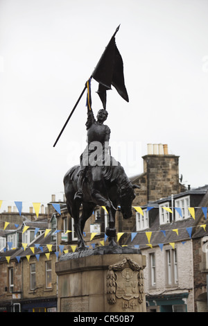 Kornett fesselt Bänder auf das 1514 Denkmal während Farbe Büssing von Hawick gemeinsame Reiten Festival in der Grenzstadt, Schottland Stockfoto