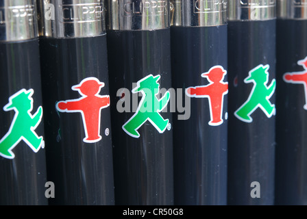 BERLIN, DEUTSCHLAND. Ampelmann-Feuerzeuge aus dem Ampelmann Galerie Shop. 2012. Stockfoto