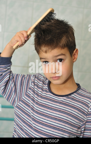 Junge, 5 Jahre, seine Haare im Bad putzen Stockfoto