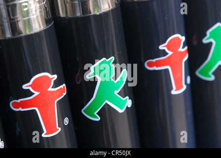 BERLIN, DEUTSCHLAND. Ampelmann-Feuerzeuge aus dem Ampelmann Galerie Shop. 2012. Stockfoto