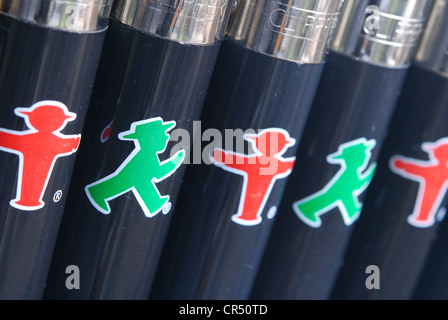 BERLIN, DEUTSCHLAND. Ampelmann-Feuerzeuge aus dem Ampelmann Galerie Shop. 2012. Stockfoto