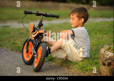 Five-Year-Old Boy mit Ausbildung Fahrrad ruht Stockfoto