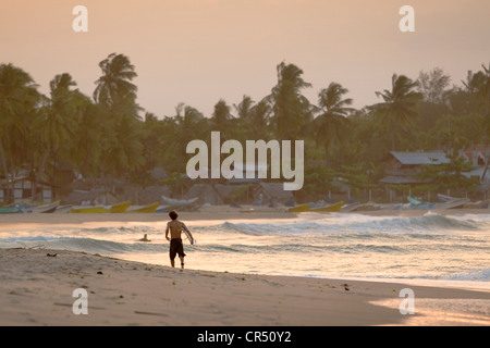 Surfer am Baby Point bei Sonnenuntergang, Arugam Bay, Sri Lanka Stockfoto