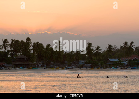 Surfer im Line-up an Baby Punkt bei Sonnenuntergang, Arugam Bay, Sri Lanka Stockfoto