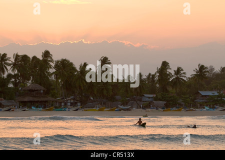 Surfer im Line-up an Baby Punkt bei Sonnenuntergang, Arugam Bay, Sri Lanka Stockfoto