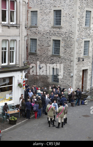 Schutzherren trinken Rum und Milch zum Frühstück in der Kneipe in Hawick Common-Reiten-Festival in der Grenze der Stadt Hawick, Schottland Stockfoto