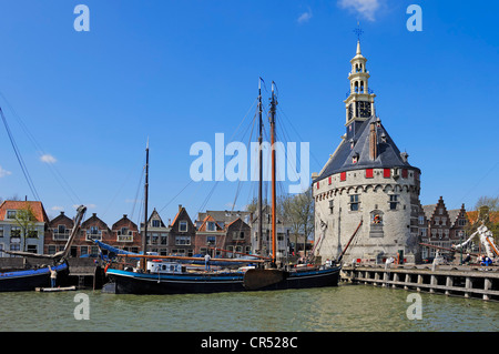 Hoofdtoren Turm und Schiffe in den Hafen von Hoorn, Nord-Holland, Holland, Niederlande, Europa Stockfoto