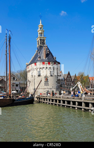 Hoofdtoren Turm und Schiffe in den Hafen von Hoorn, Nord-Holland, Holland, Niederlande, Europa Stockfoto