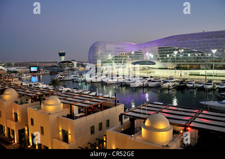 Yas Hotel und Marina an der Formel-1-Rennstrecke Yas Marina Circuit auf Yas Island in das letzte Tageslicht, Abu Dhabi Stockfoto